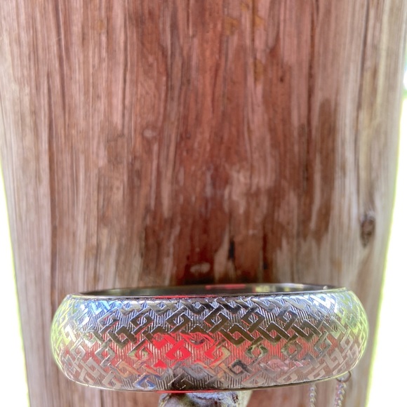 Silver tone womens vintage hinged etched bangle bracelet with safety chain. - Picture 6 of 8
